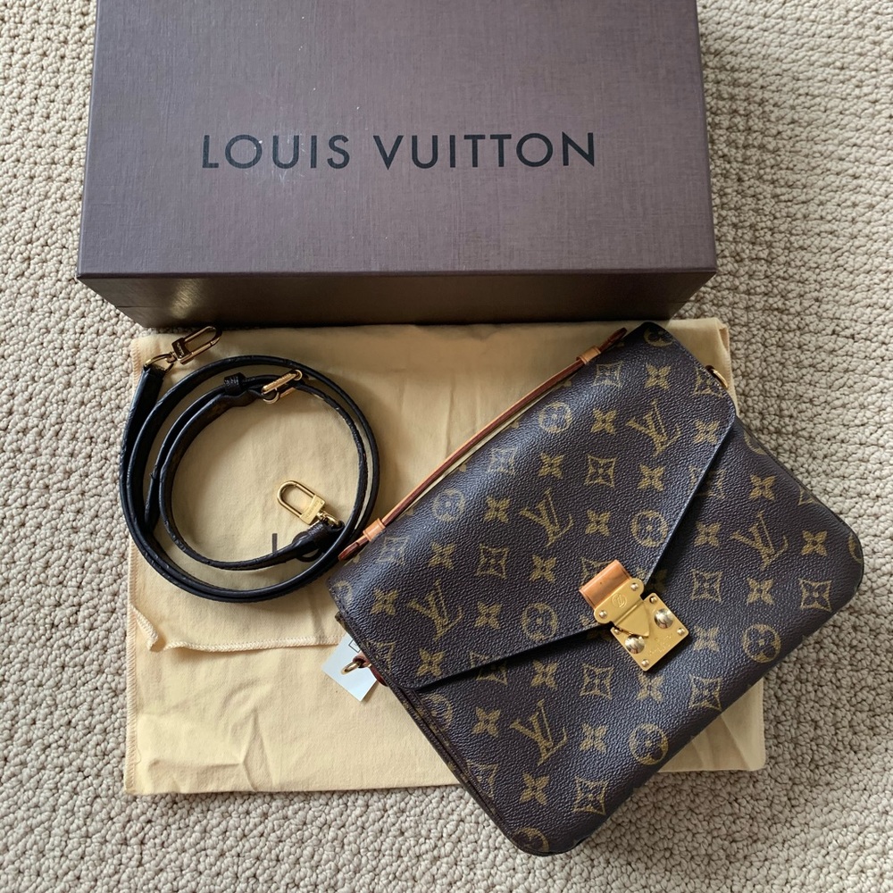 Louis Vuitton - Picture 2 of 8
